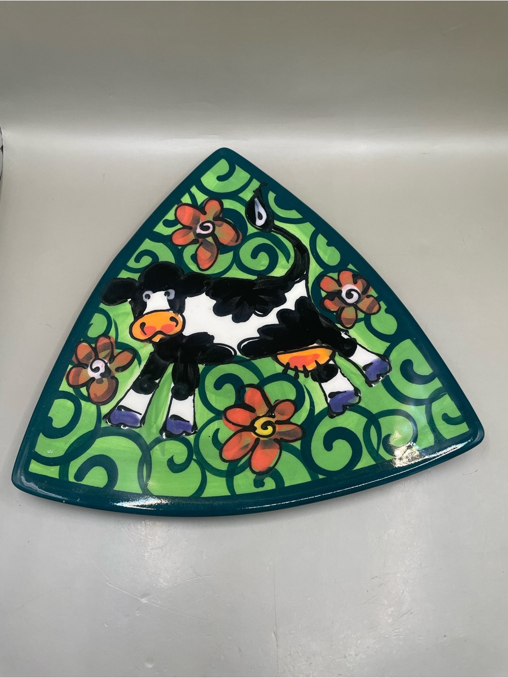 VTG READ Triangular Signed Splashy New Zealand Cow Souvenir Ceramic Dish Plate